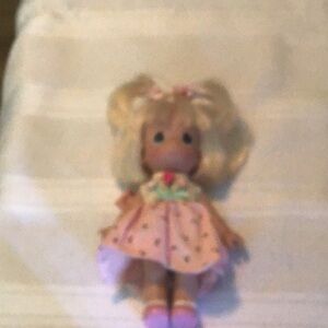 Vintage precious moments doll blonde hair 2002  7” tall used excellent cond.